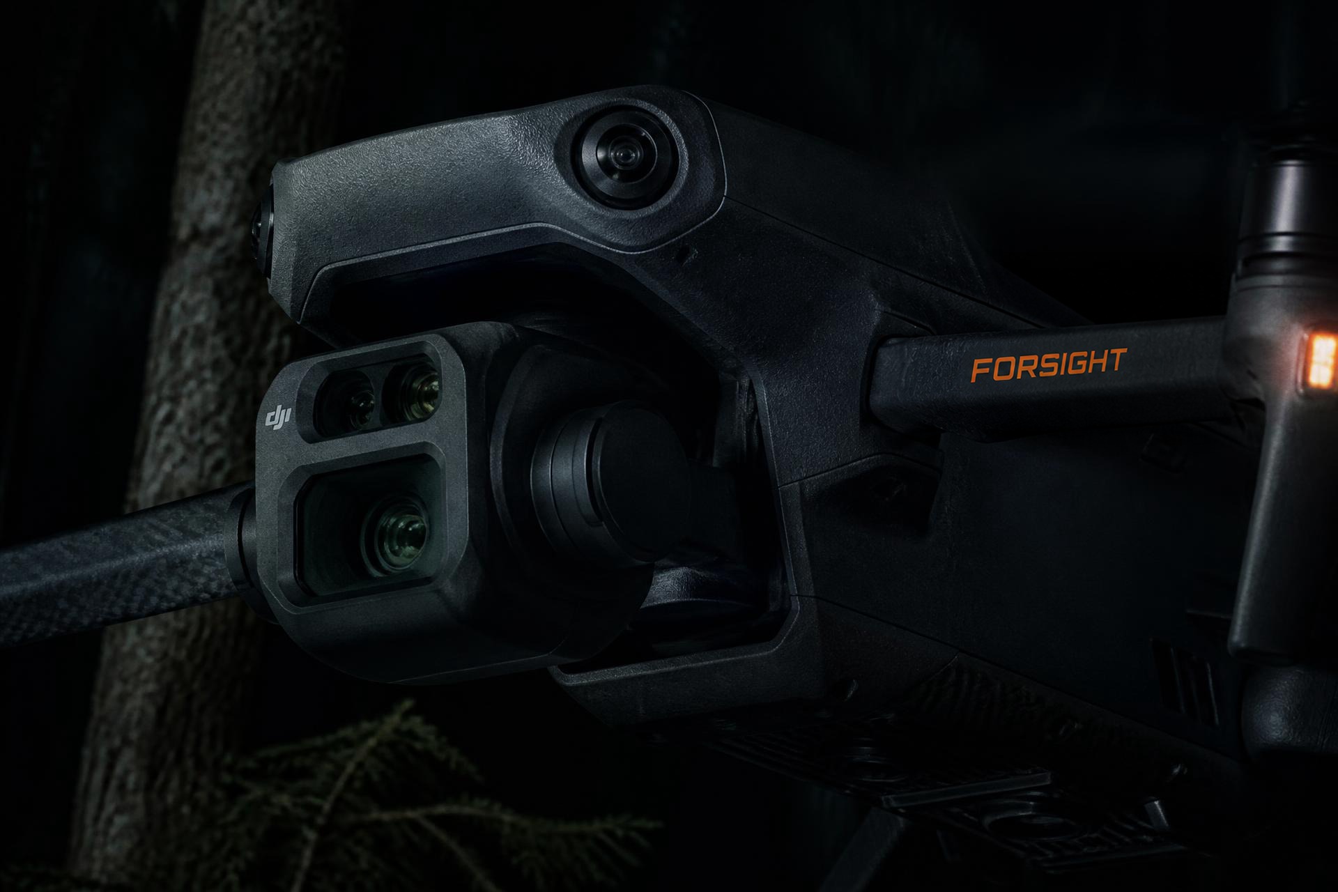 Närbild på DJI Mavic 3 Enterprise i mörk skog
